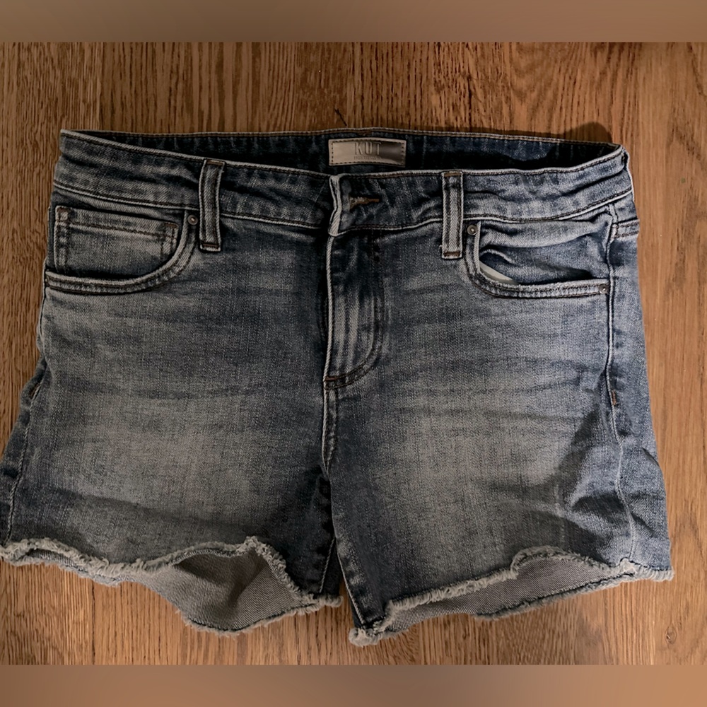 Gidget Mid Rise Fray Short × 1
4/ Bringing W/Medium Base Wash